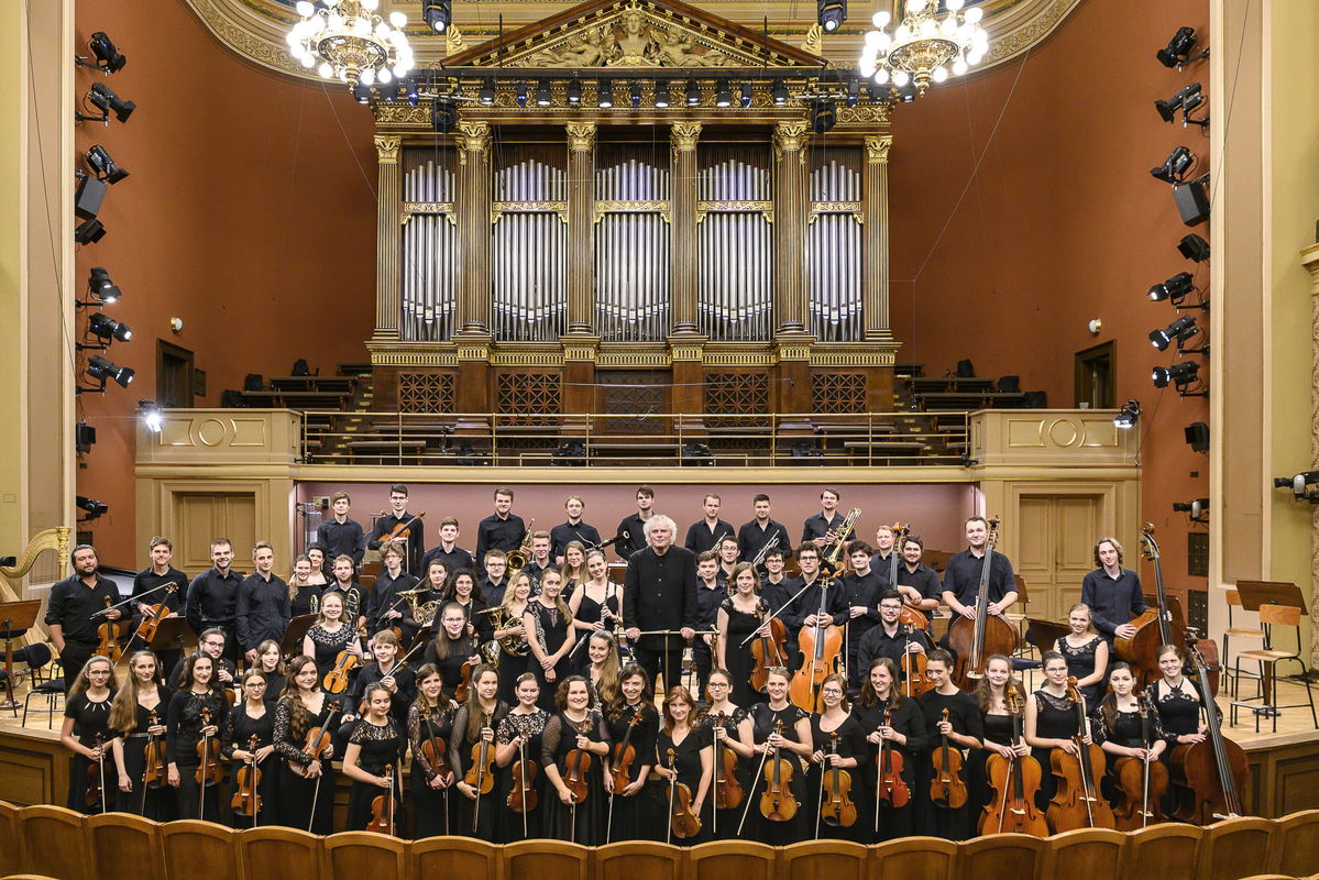 Obrázek 200613_rattle_studentska_filharmonie_webres_31_-c-_petrahajska.jpg
