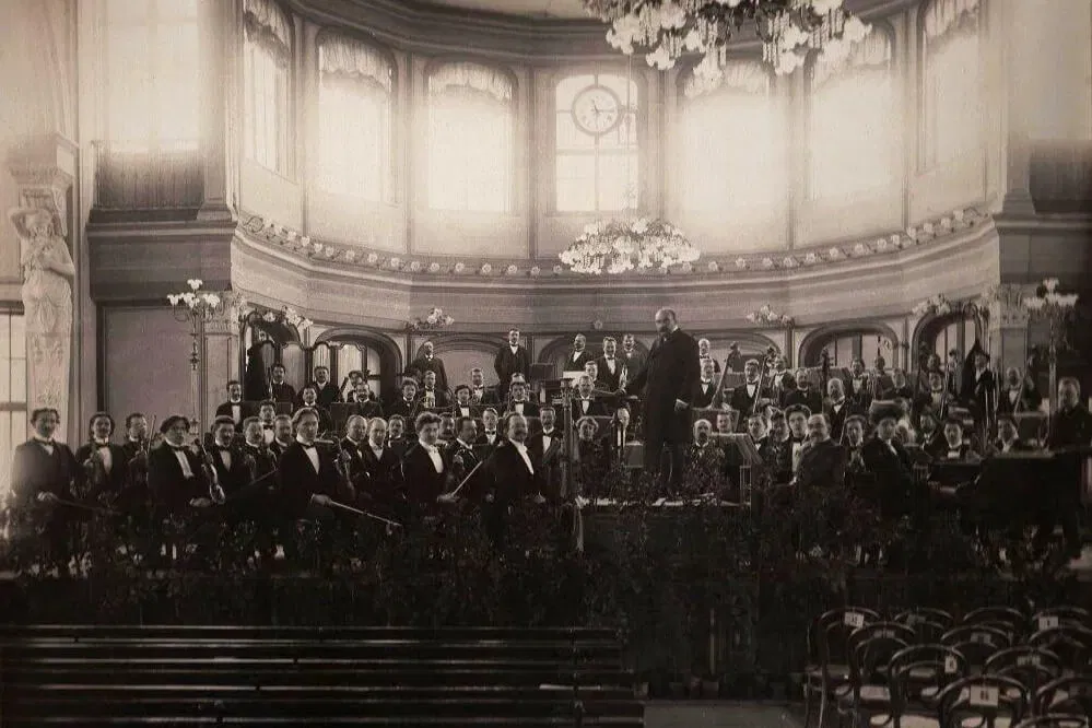 Fotka orchestru s dirigenty Oskarem Nedbalem a Vilémem Zemánkem na jednom z vůbec prvních zájezdů – v ruském Pavlovsku v roce 1904.