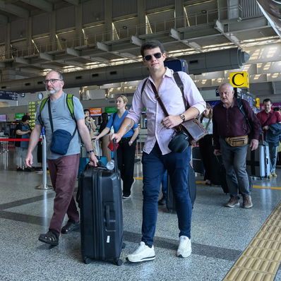 Na fotkách vypadá cestování s orchestrem jako dobrodružná výprava pitoreskními asijskými metropolemi a nádhernými koncertními sály, ale ve skutečnosti…

Tak třeba jeden den. ⏰ Ráno se nikdo na vstávání netěší, protože koncert předchozího večera skončil pozdě, a po něm ještě musíte dojet na hotel. Takže rychlá snídaně, zabalit kufry, odevzdat je k přepravě a už vás autobus veze na hlavní nádraží v Tchaj-peji.

Rychlovlakem je to do Kaohsiungu asi dvě a půl hodiny, pak busem na hotel. Sprcha, převléknout se, něco sníst a hned zase zpátky do autobusu a na hodinovou zkoušku Čajkovského. Mezi zkouškou a koncertem stihnete tak nanejvýš rychlou svačinu a obléknout frak. 🎩

Když dozní potlesk, musíte zabalit nástroje, svléci se z mundůru a zase do autobusu. 🚌 V hotelovém pokoji nemá ani smysl otevírat kufr, jen padnout do postele, protože dnes čeká Českou filharmonii tříhodinový let dalších 2300 kilometrů na severo-severovýchod, do Ósaky.

To abyste věděli, do čeho jdete, až se k nám budete hlásit na konkurz. 😉