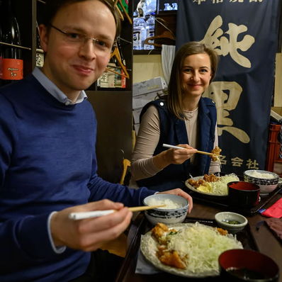 „Pohled na podsadité hochy v bílém, kteří dokáží ohromit místní odborníky nejsložitějšími pasážemi třebas z Ravela, jak zoufale honí po talíři jídlo 🍜, byl pro mne stejně hodnotný, jako třeba vodopád v Nikku nebo filipínské krásky…“ 🙂
S kulturními rozdíly se filharmonici na turné v roce 1959 potýkali všelijak. Jíst hůlkami je holt taky umění. 🥢 „Cvičit“ ho teď můžete i díky merchi k asijskému turné, zkuste to: bit.ly/AsijskýDuet.