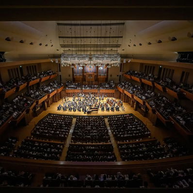 Český orchestr v čele s původem ruským dirigentem s americkým a francouzským pasem a v Německu žijícím korejským klavíristou přednesli nadšenému japonskému publiku hudbu českou, francouzskou a ruskou, a italský přídavek. 🎶
V Ósace se opět potvrdilo, že hudba nezná hranic. 💙