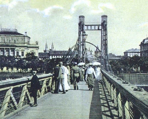 Chain gangway. From Klárov to the Old Town and back again