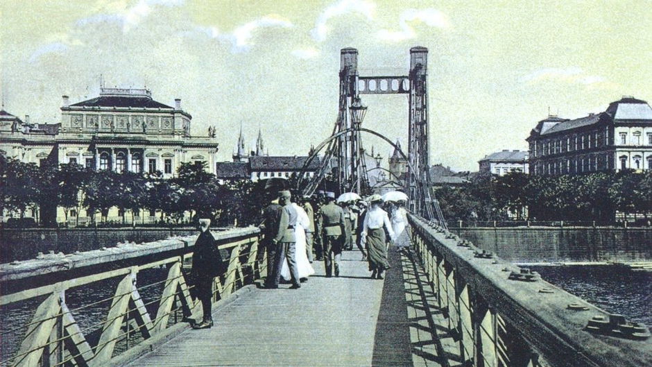 Chain gangway. From Klárov to the Old Town and back again